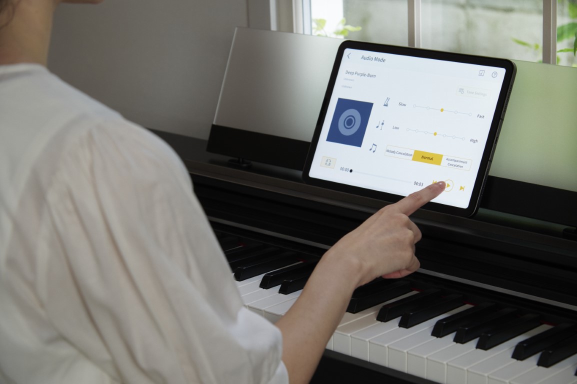 Odkryj szereg funkcji, które rozszerzają graficzną edycję funkcji instrumentu i ulepszą Twoje wrażenia z gry na pianinie dzięki specjalnej aplikacji „CASIO MUSIC SPACE”